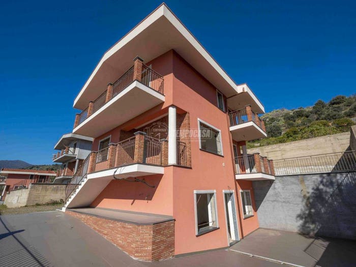 Casa con 6 locali in vendita in Viale dei Cipressi, Furci Siculo