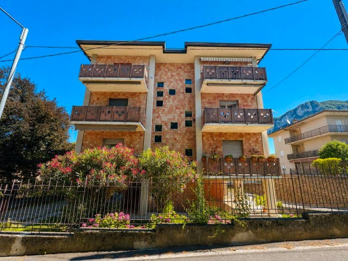 Casa trilocale in vendita in Via Alessandro Manzoni, Centro, Calolziocorte