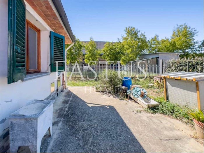 Casa con 6 locali in vendita in Via Garcigliana, Agliana