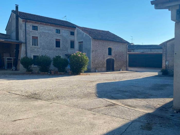 Casa con 6 locali in vendita in Strada del Garda, Volta Mantovana
