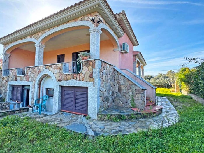 Casa con 6 locali in vendita in Via Umbria, Centro, Budoni