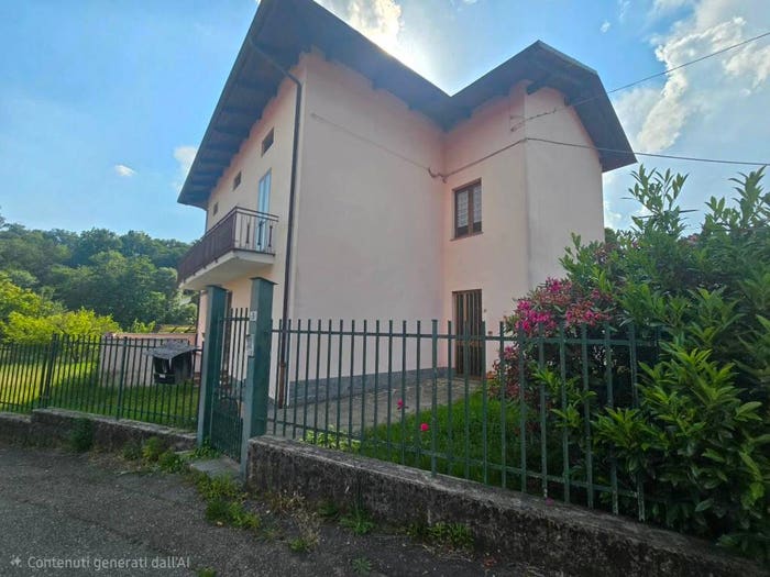 Casa con 6 locali in vendita in Via Case Sparse, Zumaglia