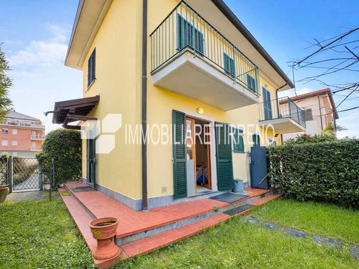 Casa quadrilocale in vendita in Via Casamicciola, Marina di Massa Centro, Massa