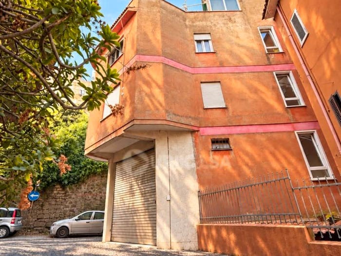 Appartamento trilocale in vendita in Via Andrea Velletrano, Centro Storico, Velletri