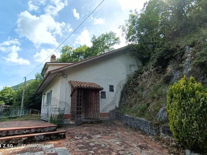 Casa quadrilocale in vendita in Strada Provinciale PioracoSefro, Pioraco