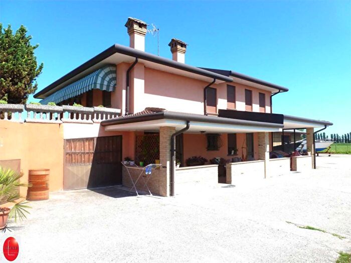 Casa con 6 locali in vendita in via MONTAGNON, Codevigo