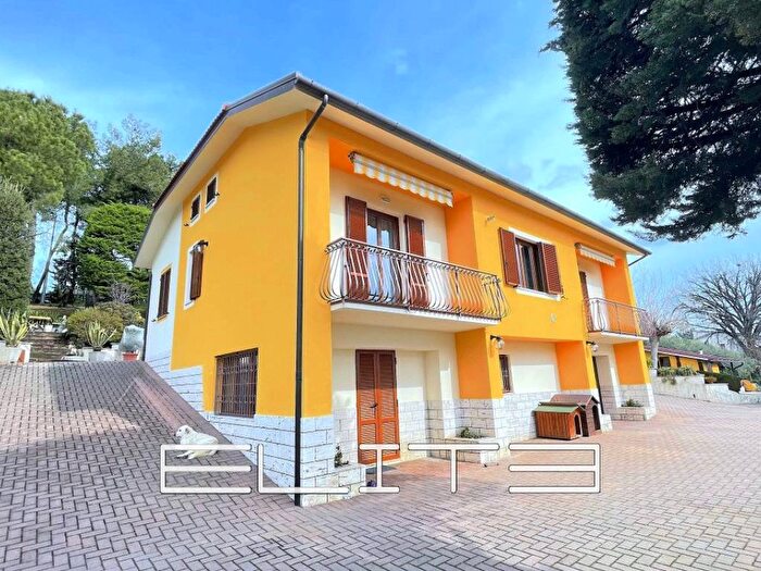 Casa con 6 locali in vendita in VIA MONTEGALLO, Corsi, Ancona
