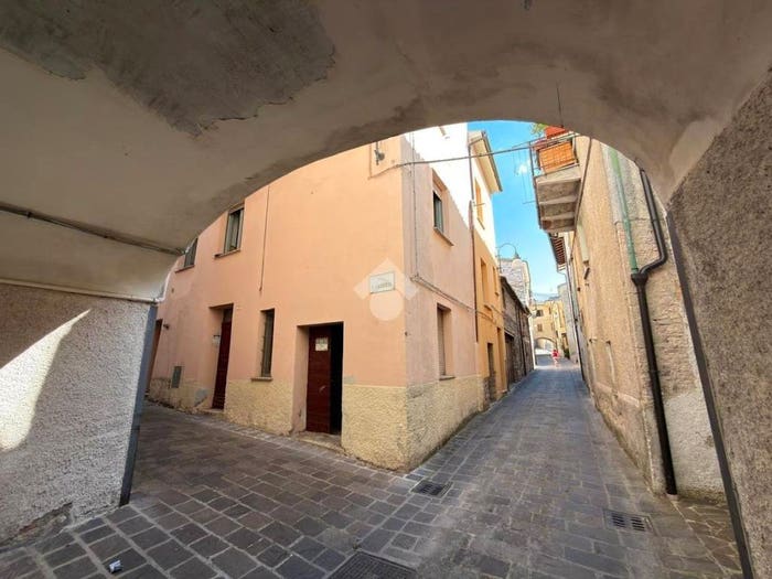 Casa quadrilocale in vendita in Via Fulgenzo Petrelli, Centro, Sigillo