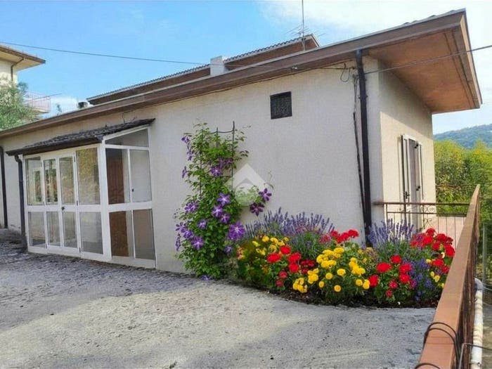 Casa quadrilocale in vendita in VIA VIADANTICO, Castelfranci