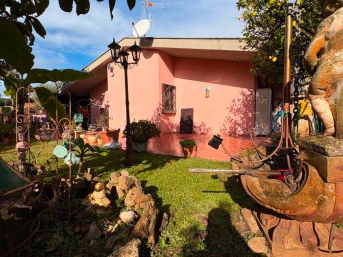 Casa quadrilocale in vendita in Via Flacca, Fondi