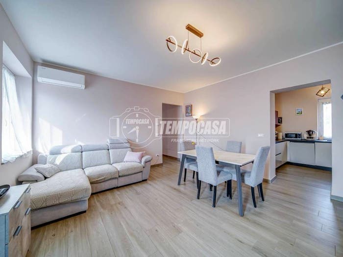 Appartamento trilocale in vendita in Via Varallo Pombia, Centro, Castelletto Sopra Ticino