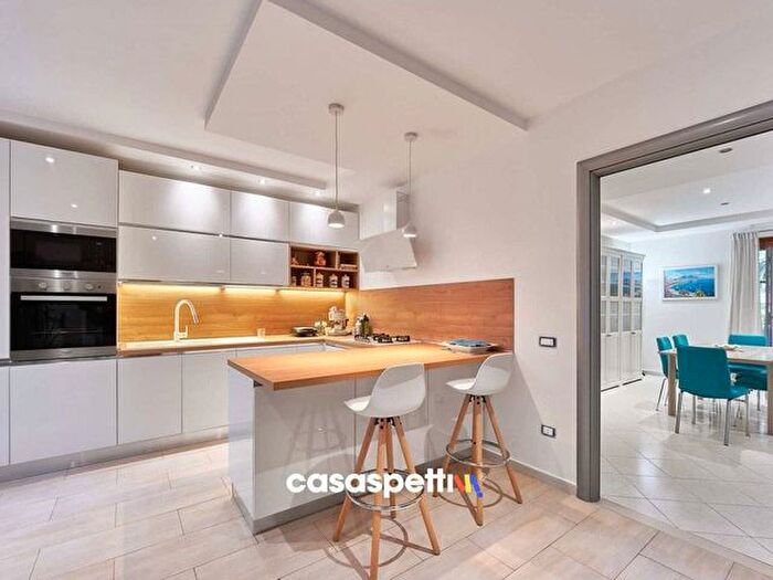 Appartamento trilocale in vendita in Via Fratelli Bandiera Caserta, Caserta