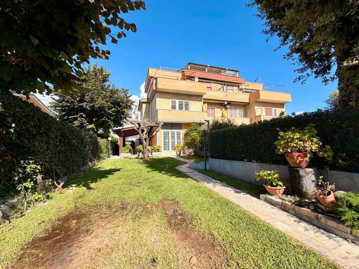 Casa quadrilocale in vendita in Viale Stella Polare, Lavinio Mare, Anzio