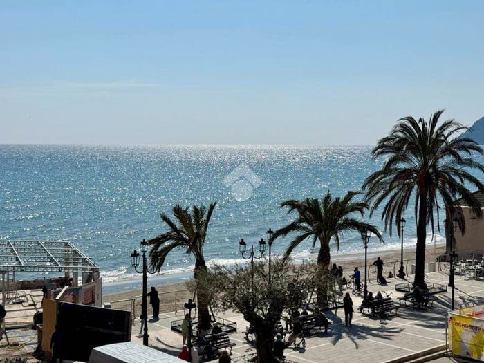 Appartamento trilocale in vendita in Piazza Paccini, Centro, Alassio