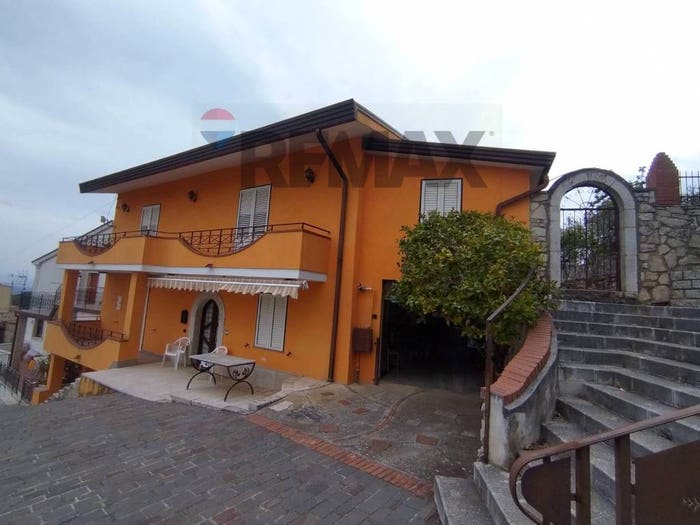 Casa con 6 locali in vendita in PIAZZA CROCI, San Lupo