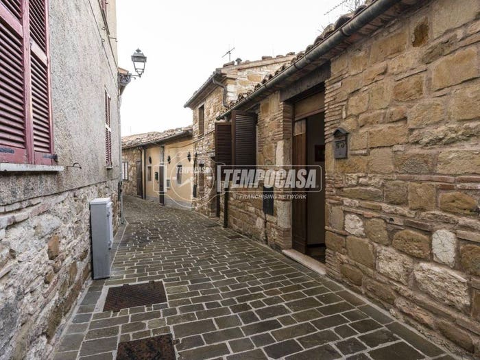 Appartamento con 5 locali in vendita in Via Crucianelli, Castelraimondo