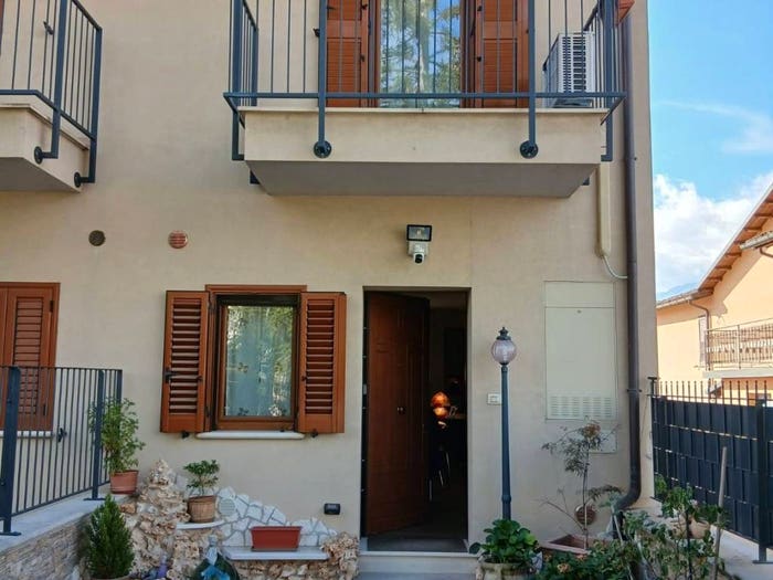 Casa trilocale in vendita in Via Onna, Paganica Tempera, L'Aquila