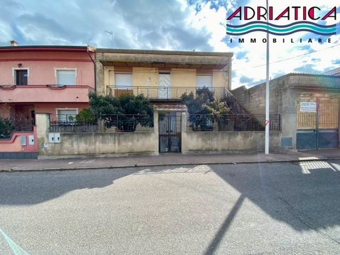 Casa con 6 locali in vendita in Via Guglielmo Marconi, Uras