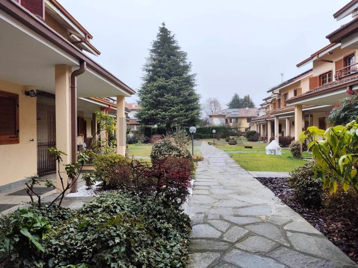 Casa con 6 locali in vendita in Via Cardinal Amedeo delle Lanze, Montanaro