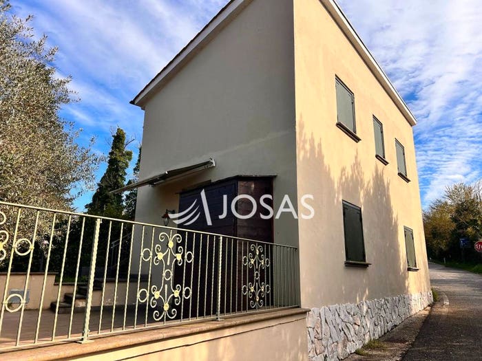 Casa quadrilocale in vendita in Strada Provinciale Cassia Cimina, Caprarola