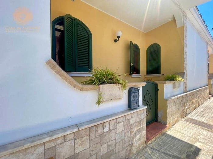 Casa con 6 locali in vendita in Via Petrarca, Miggiano