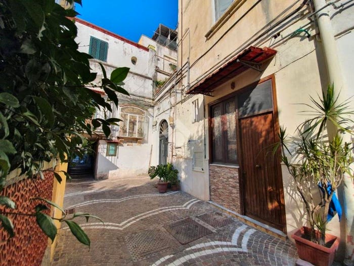 Appartamento bilocale in vendita in Piazza Gesù e Maria, Monte Santo, Napoli