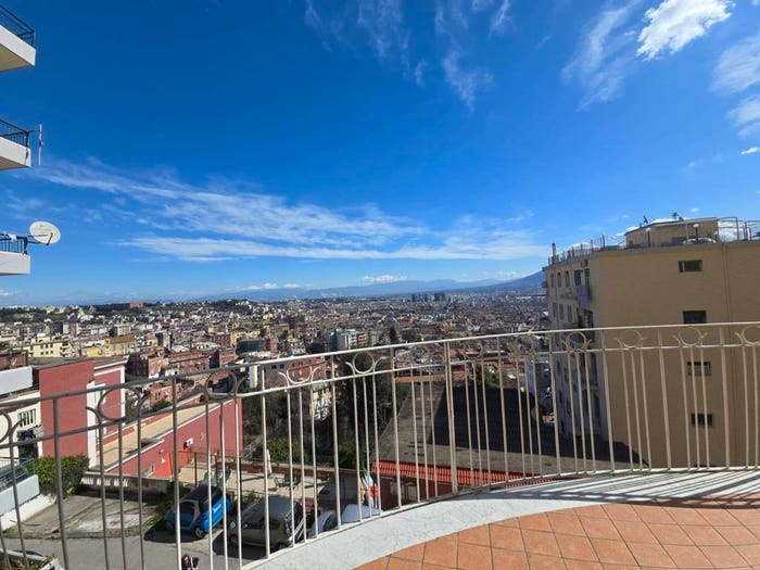 Appartamento con 6 locali in vendita in Via Girolamo Santacroce, Vomero, Napoli