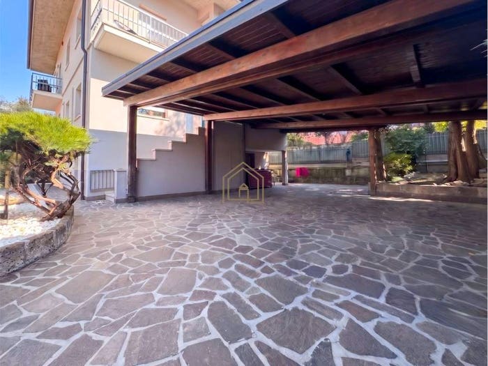 Casa con 6 locali in vendita in Via Scuole, Centro Storico, Desenzano del Garda