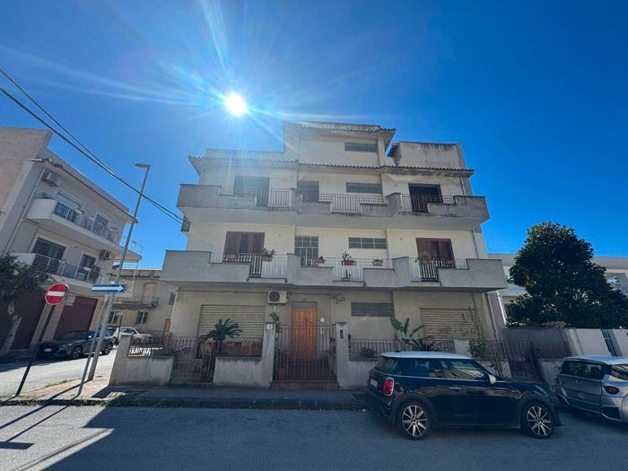 Appartamento con 6 locali in vendita in Via Novembre, Fondachello, Valdina