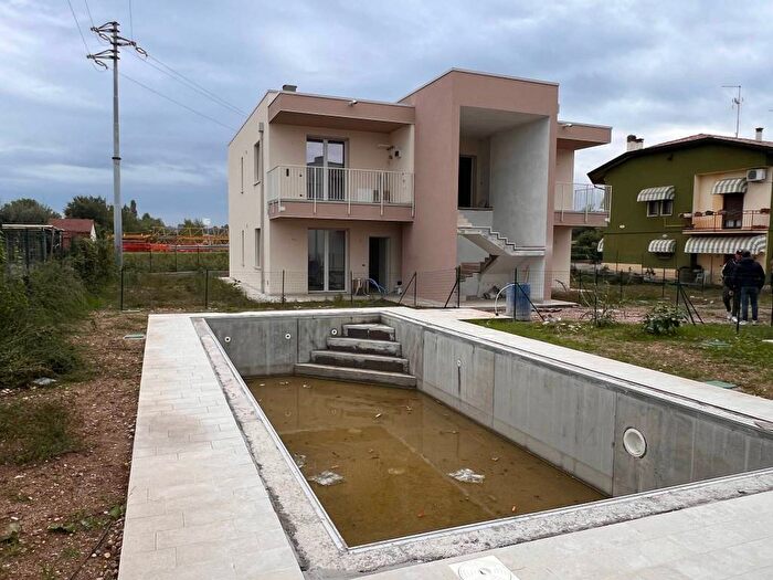 Appartamento trilocale in vendita in Via dei Frati, Peschiera del Garda