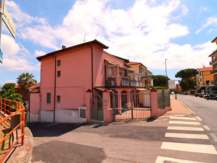 Appartamento trilocale in vendita in Via dei Gazzi, Centro, Loano