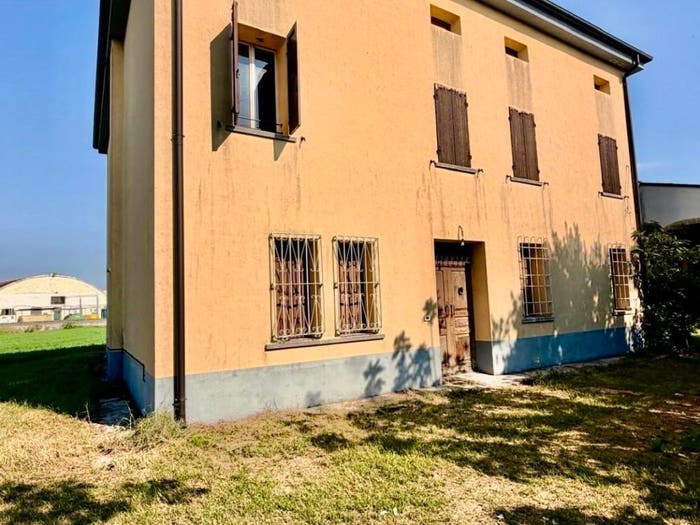Casa con 6 locali in vendita in Via Donismonda, Quistello