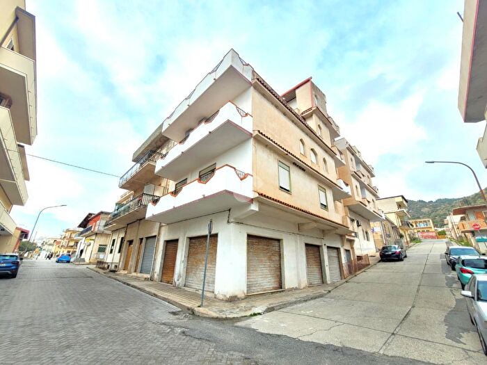 Appartamento quadrilocale in vendita in Via Aurelio Alberti, Palizzi