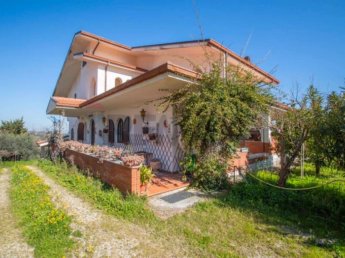 Casa con 6 locali in vendita in via San Nicola, Centro, Pianella