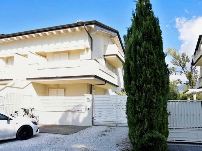 Appartamento con 6 locali in vendita in Via Cipressi, Cinquale, Montignoso