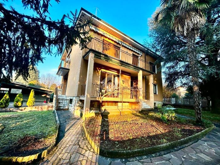 Casa con 6 locali in vendita in Via Alessandro Volta, Centro, Osnago