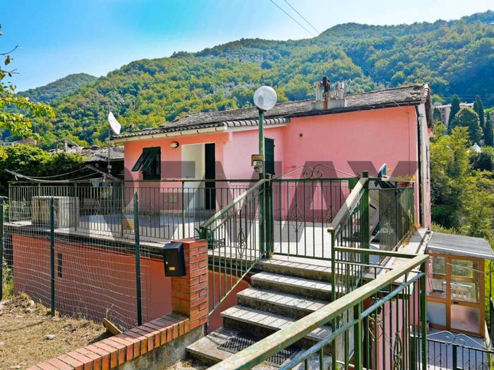 Appartamento quadrilocale in vendita in Via Ponte Romano, Avegno Chiesa, Avegno