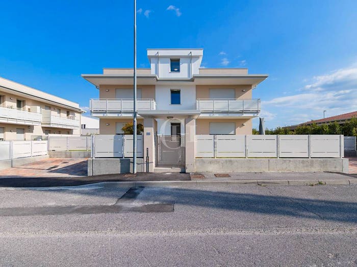 Appartamento trilocale in vendita in Via Risorgimento, Centro Storico, Desenzano del Garda