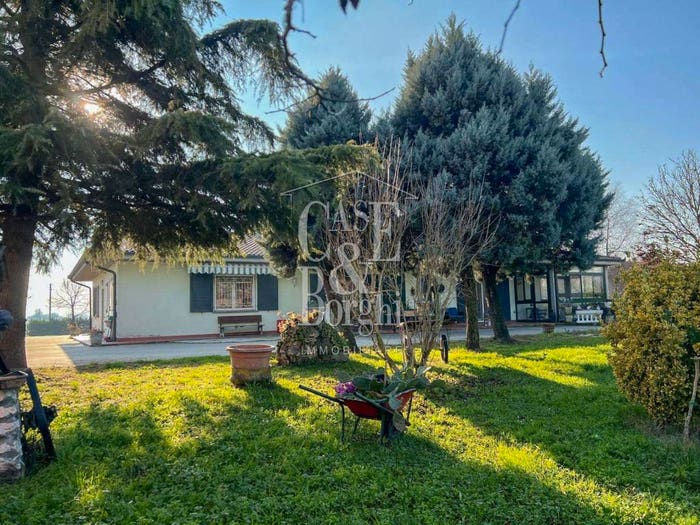 Casa con 6 locali in vendita in Via Antonio Piacentini, Centro, Lungavilla