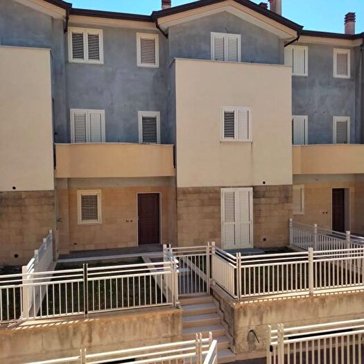 Casa con 5 locali in vendita in Caserta