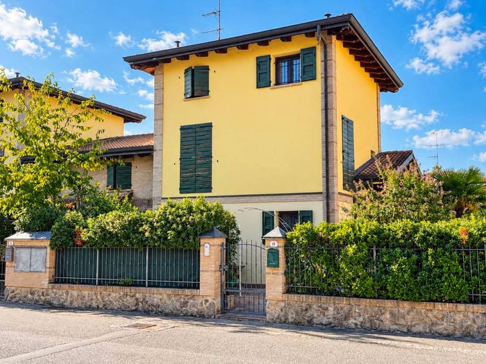 Appartamento quadrilocale in vendita in Via Ca' Nova, Ciano D'enza, Canossa