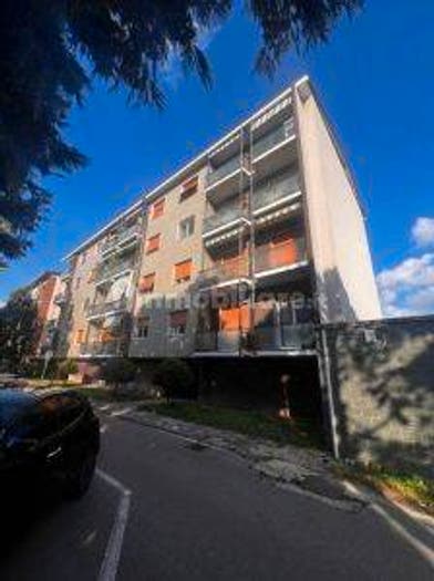 Appartamento trilocale in vendita in Via Achille Grandi, Centro, Lainate