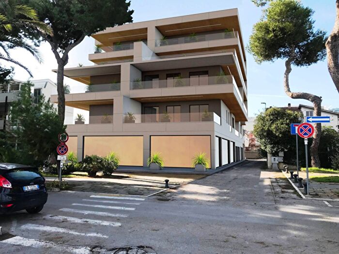 Appartamento trilocale in vendita in Viale Roma, Roseto Degli Abruzzi