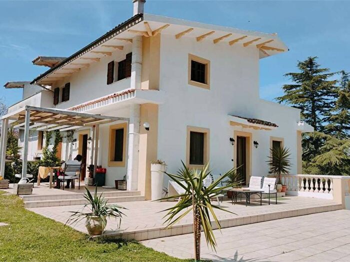 Casa con 6 locali in vendita in Baraccola Aspio, Ancona