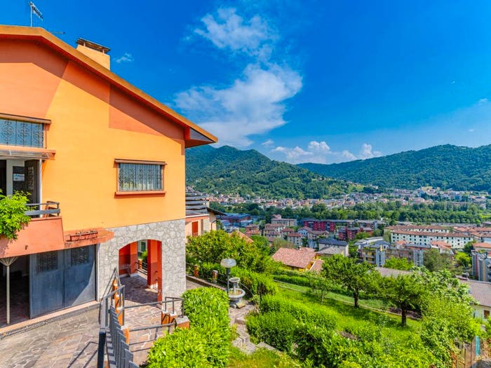 Casa quadrilocale in vendita in Via Piazzo, Centro, Nembro