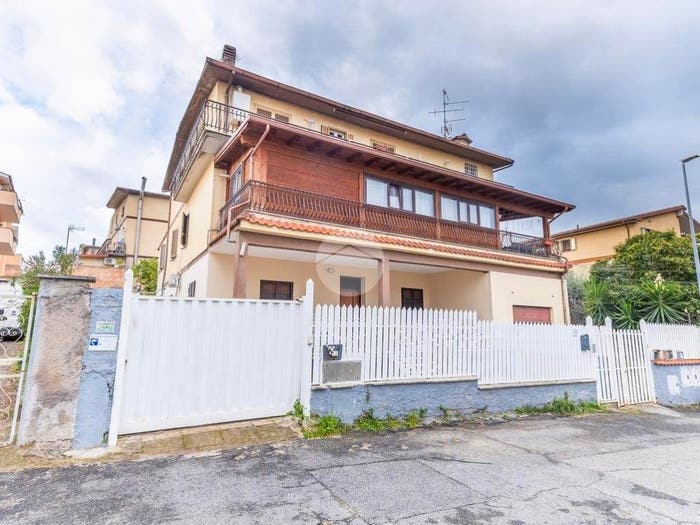 Appartamento trilocale in vendita in Via campofilone, Corcolle, Roma