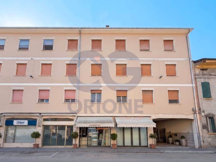 Appartamento quadrilocale in vendita in Via Ugo Bassi, Cento Paese, Cento