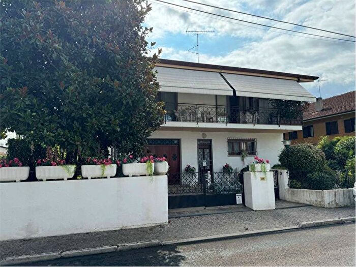 Appartamento con 6 locali in vendita in Via Pio Ferrari, Via Martignacco, Udine