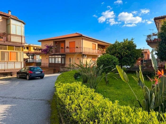 Appartamento quadrilocale in vendita in Via Luigi Settembrini, Centro, Giarre