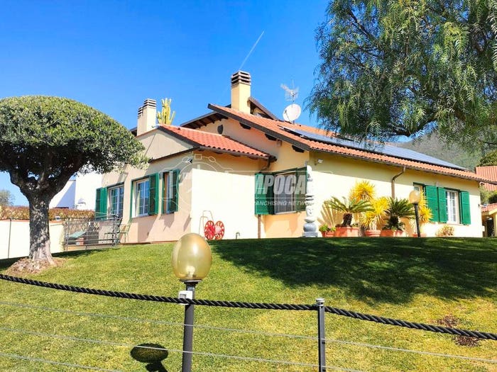 Casa con 6 locali in vendita in Via Carenda, Cisano sul Neva